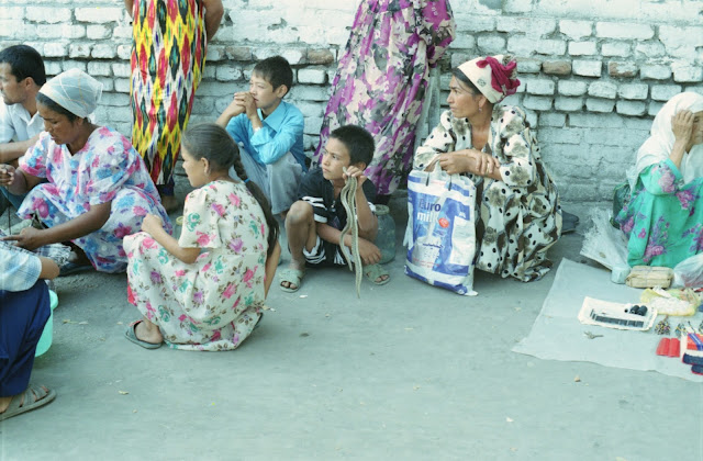 Ouzbékistan, Kokand, marché, vipère, © Louis Gigout, 1999