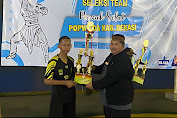 Ketua Bidang dan Hukum IPSI Berikan Apresiasi Penghargaan Trophy Pada Juara Umum Seleksi Tim Pencak Silat Popwilda