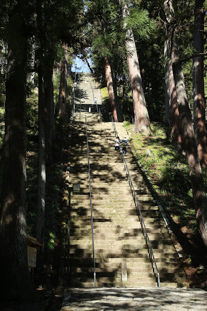 山梨県身延町身延山久遠寺の長い石段菩提梯