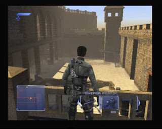 Captura de PS2 de Mission: Impossible - Operation Surma. Muestra a Ethan Hunt, de espaldas, asomado a un balcón armado hasta los dientes