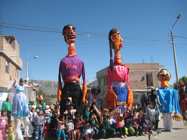 La Tropa de los Muñecones Ave Fénix Teatro Ayacucho - Perú