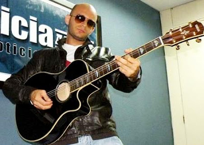 Foto de Hany Kauam tocando su guitarra