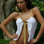 Renata  González - Modelo Colombiana En Bikini Blanco Con Dorado Foto 9