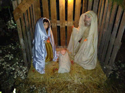 Pesebre con san José, la Virgen y el Niño de cartón