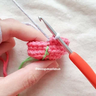 How to change colors when crocheting in the round