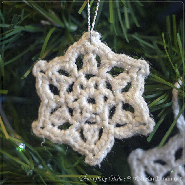 glittery crochet snowflake - www.wishesintherain.net