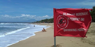 Bendera larang berengan di pantai kuta