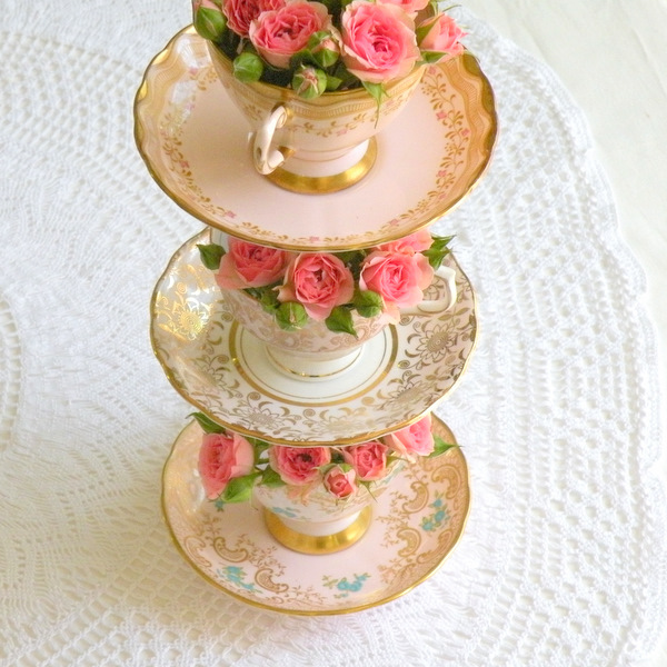 DIY Cupcake Stand Vintage Plates How cute would it be to have a cupcake