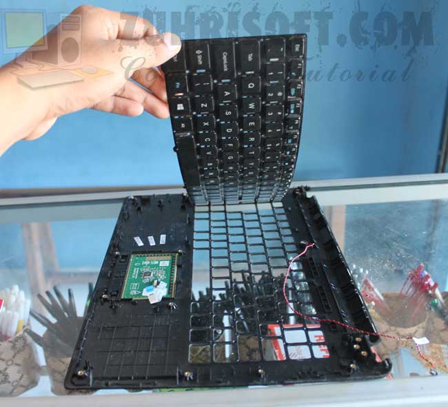 Cara Membongkar dan Mengganti Keyboard Laptop Acer Z1401