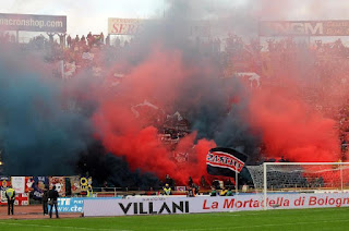 Bologna-Atalanta 2-1 [2012/13]: fumogeni rossoblù in curva Bulgarelli