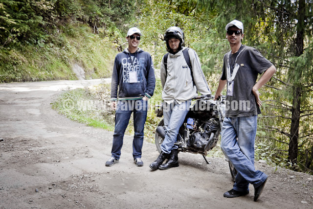 Mointain Terrain Biking Himachal 2011 - Day1 : Shimla to Ghada Kufar : 76 Kilometers : Posted by VJ Sharma on www.travellingcamera.com : Marshals all set to assist riders at various points on the route... Few of them note down timings when they start and reach final points... and some of them stand on main routes to assure that riders are moving in right direction without any problem....