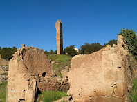 Una masia, la Torre i l'església del petit nucli rural de Merola