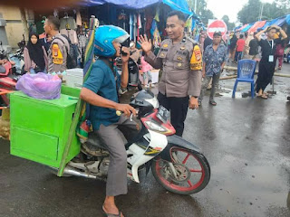 Ini Yang Dilakukan Bhabinkantibmas Nisombalia Polres Maros Untuk Cegah Kemacetan