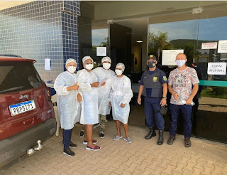 Covid-19: Equipes da Secretaria de Segurança Cidadã e Trânsito distribuem máscaras durante drive-thru de vacina, em Barreiras