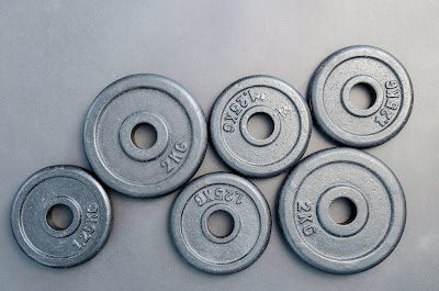Gym Machines vs. Free Weights: Which is Better?