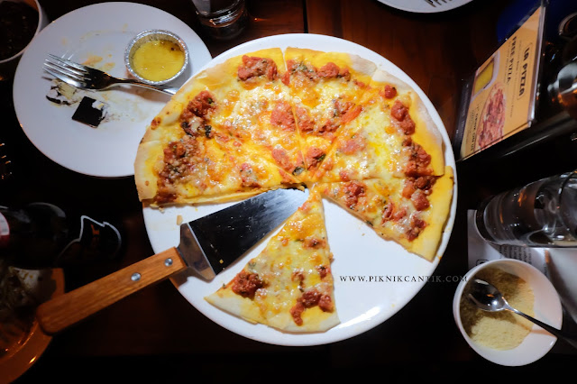 La pizza autentico Swiss Inn Batam