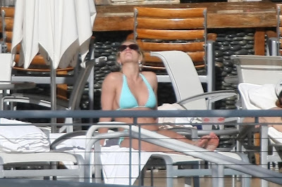 Britney Spears Sexy Blue Bikini Pictures