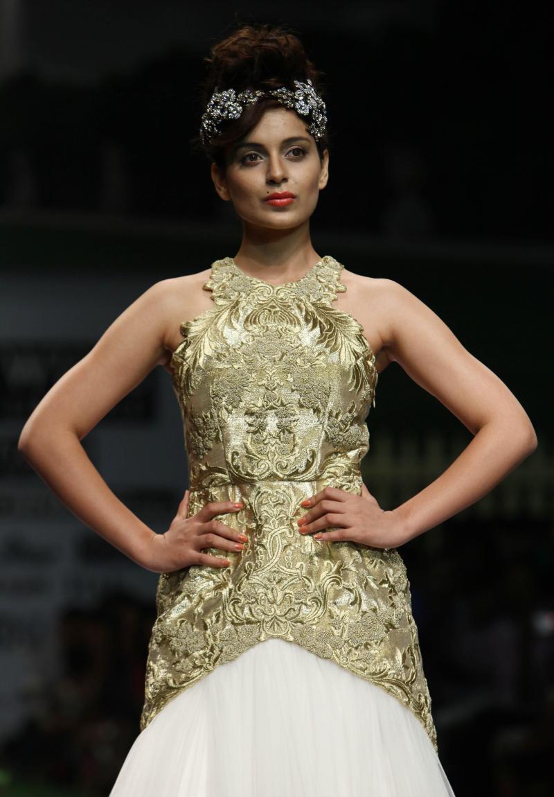 Kangana Ranaut Walks The Ramp At WLIFW 2012 with Beautiful Dress 