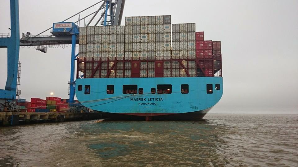 Navio Container descarregando em Rio Grande