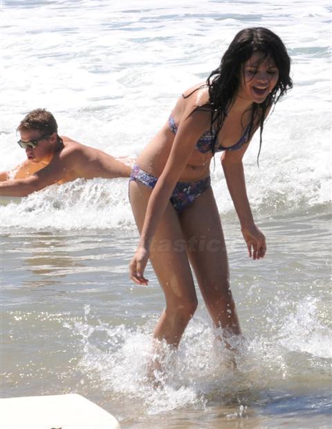 selena gomez bikini justin bieber. justin bieber and selena gomez