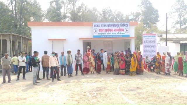 उत्खनन कार्य के शुभारंभ पर एसईसीएल सराईपाली परियोजना अंतर्गत ओपन माइंस बुड़बुड़ पहुँचे सीएमडी से नही मिलने दिया प्रभावित ग्रामीणों को, खदान बंद कराने की चेतावनी के साथ खान प्रबंधक कार्यालय के सामने किया हंगामा