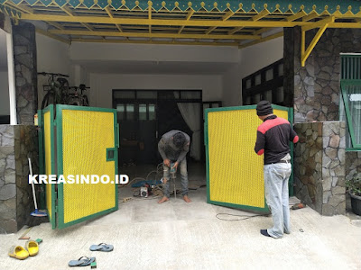 Pintu Pagar Lipat Plat Perforated pemasangan di Rumah Bpk Bowo Villa Pertiwi Depok - Order Ke 2