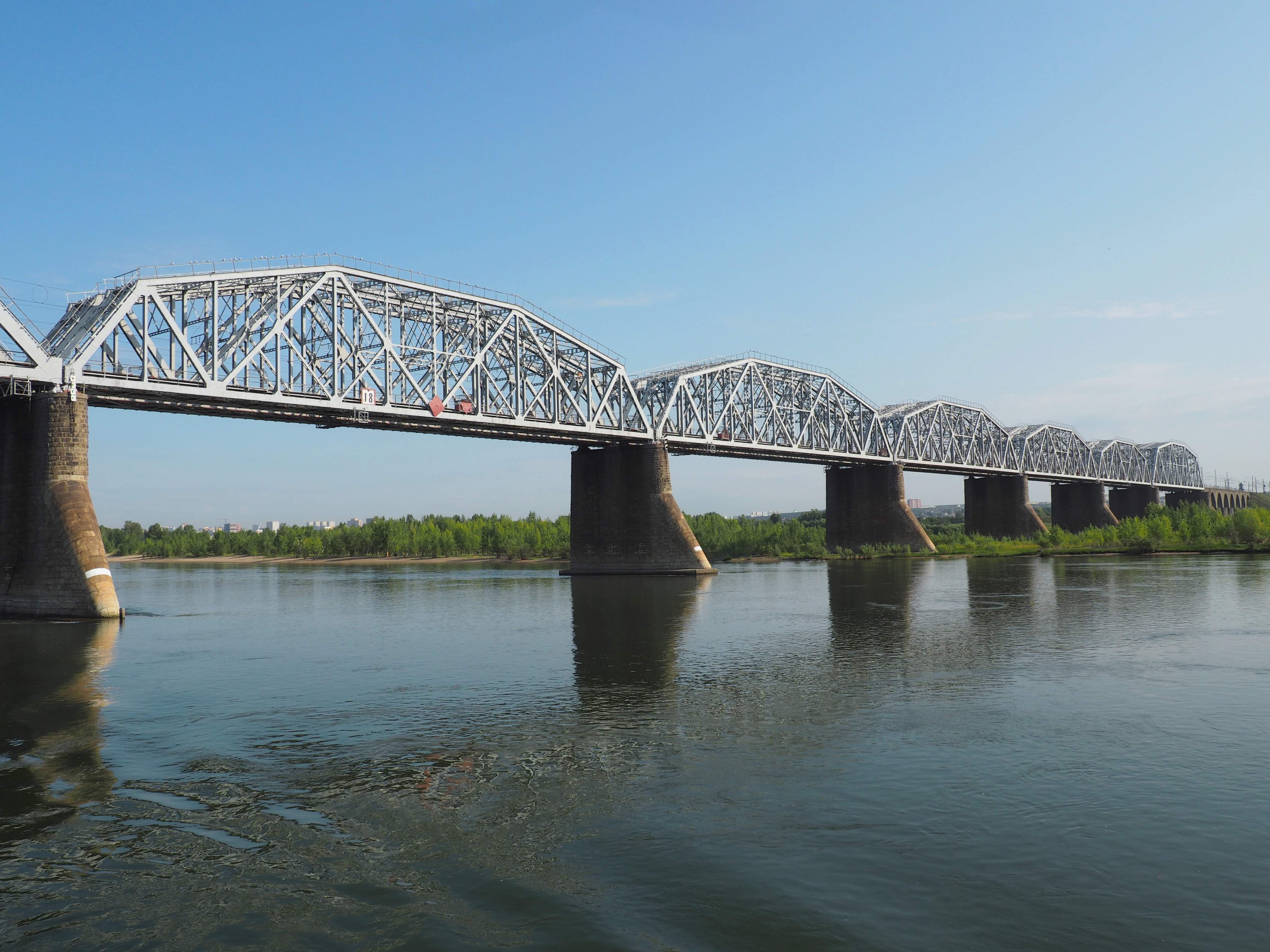 Железнодорожный мост через реку Обь. Железнодорожный мост Новосибирск. Первый Железнодорожный мост через Обь в Новосибирске. Комсомольский мост в Новосибирске.