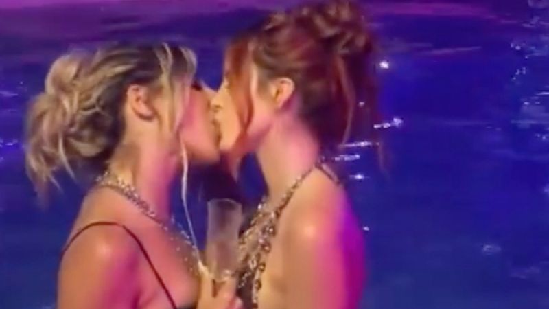 El candente beso entre Bella Thorne y Abella Danger que incendió las redes sociales
