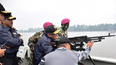 Demo Pertahanan Pangkalan di Sungai Kapuas, Meriahkan HUT Ke-4 Lantamal XII Pontianak