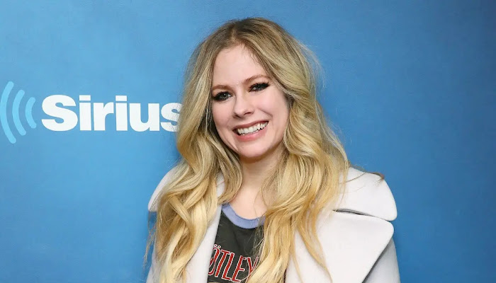 El regreso casi irreconocible de Avril Lavigne enloquece a los fanáticos