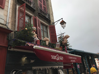 curiosa decoración de navidad en el balcón