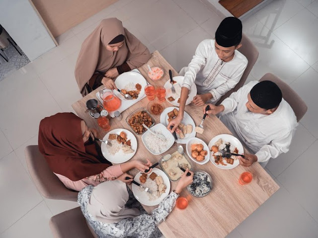 10 Adab Makan Sesuai Ajaran Islam, Salah Satunya Tidak Ngobrol