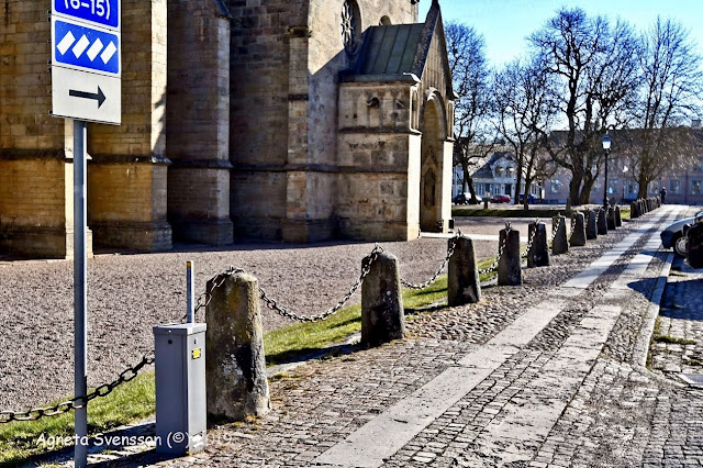 Skara Domkyrka - bilder och konst utanför kyrka