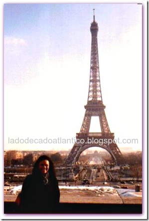 Foto com a torre Eiffel como fundo.