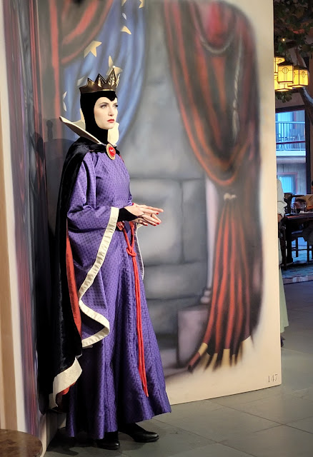 Evil queens at Storybook dining, dine with evil queen at Disney