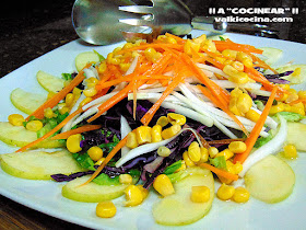 ensalada de col lombarda con manzana y vinagreta de mostaza y miel