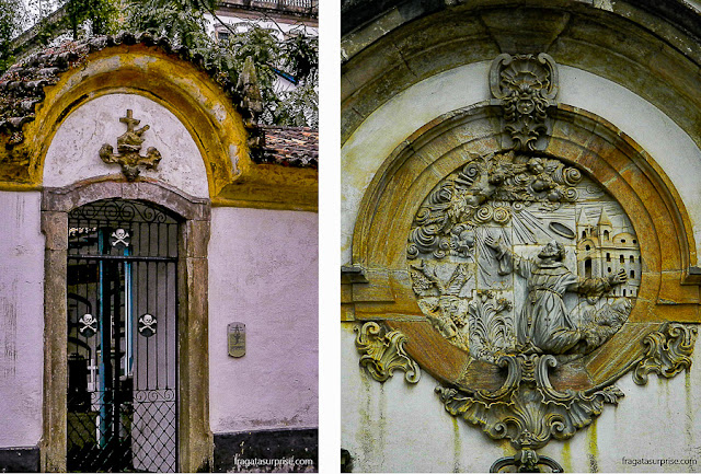 Caveirinhas no portão do Cemitério e a imagem de São Francisco sobre a porta principal da igreja favorita de Aleijadinho em Ouro Preto
