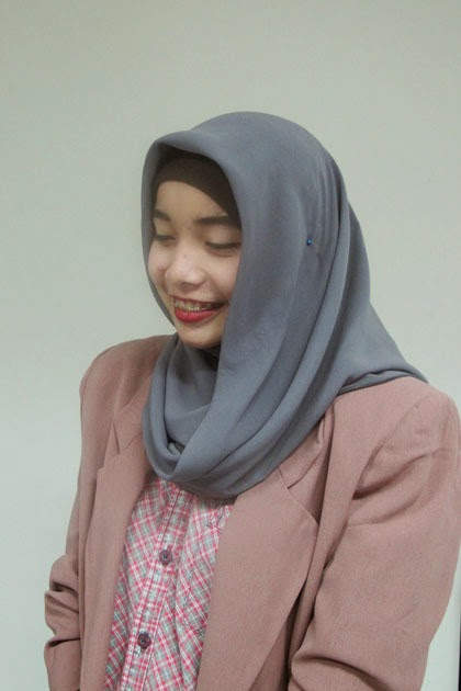 GAMBAR Cara Memakai Hijab Hana ala Dewi Sandra  Gambar 