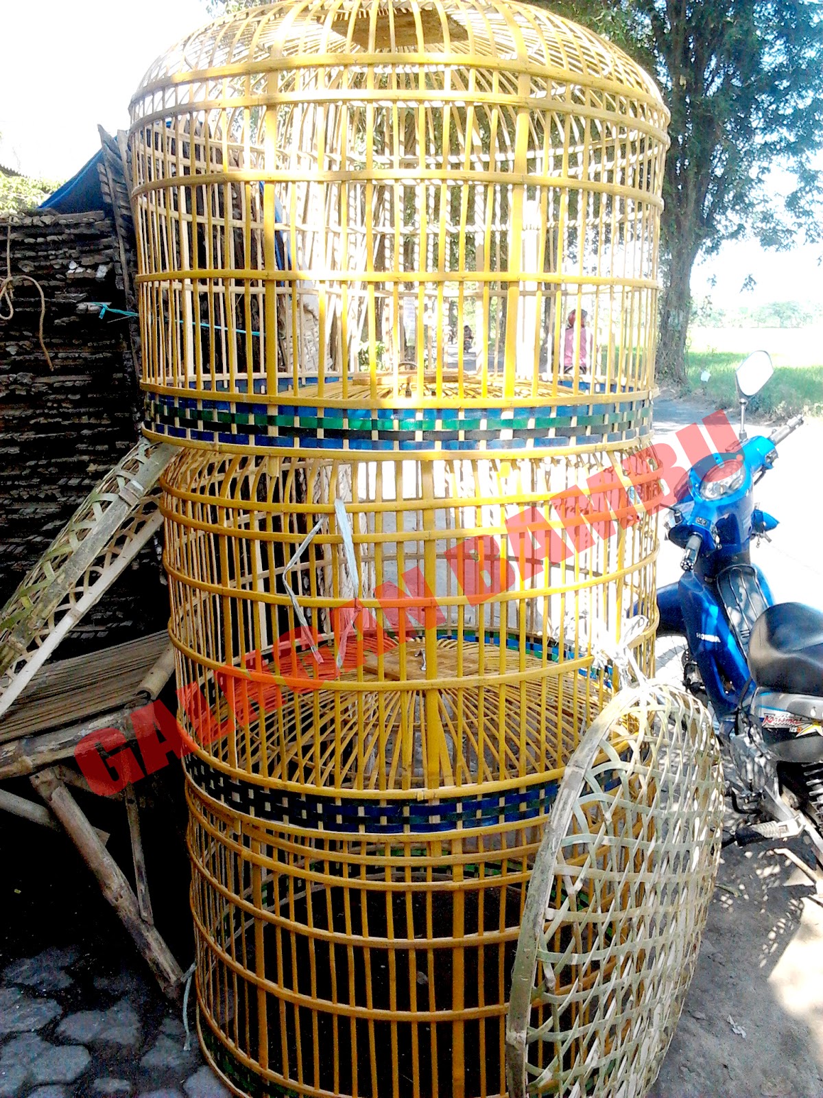 KURUNGAN AYAM ATAU KANDANG AYAM ~ GALANGAN BAMBU