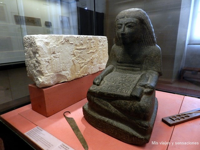 Escriba en el museo del Louvre, París