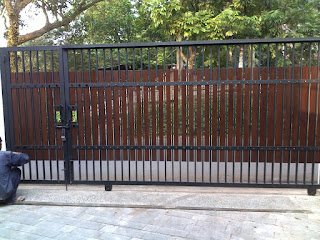  pintu  pagar  minimalis  kayu 