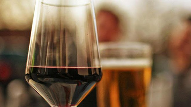 Vino o cerveza: ¿qué es mejor (o peor) para la salud?