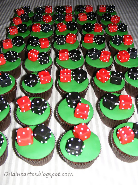 Cupcakes Decorados com Dados em Pasta Americana