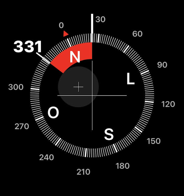 A foto mostra a bússola o cérebro do  GPS para orientar o homem em suas idas e vindas neste mundo.