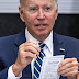 „Leülsz”, „két percben röviden beszélsz” – íme Biden súgókártyája