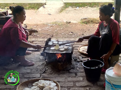  Mamah Oon dan Mamah Nina   sedang panggang OPAK KETAN Kuliner Tradisional Sunda