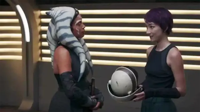 Sabine Wren en pleno entrenamiento a bordo de la nave de Ahsoka