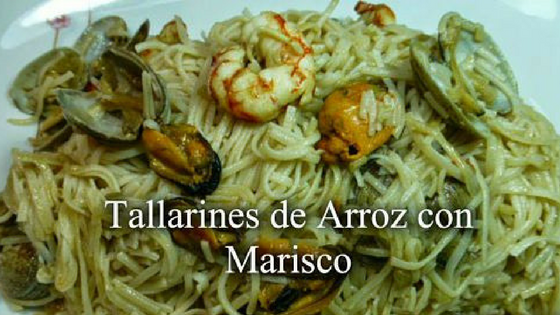 Tallarines de arroz con marisco