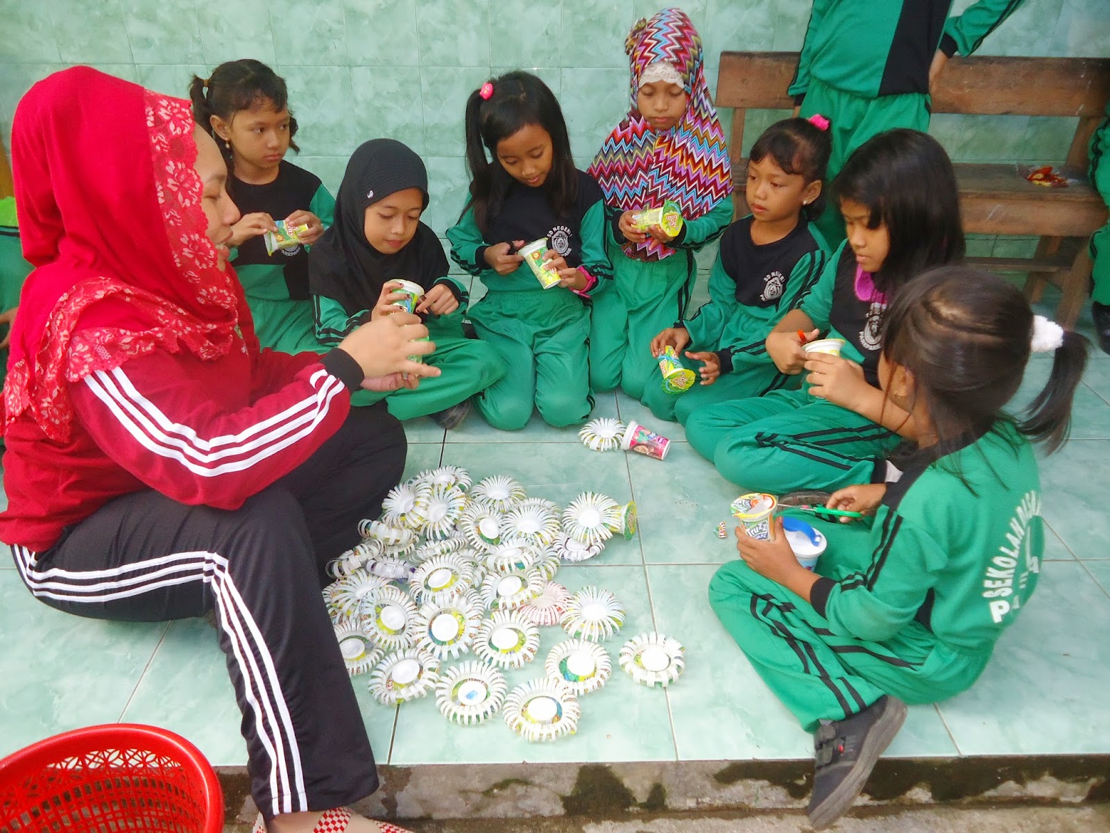 SDN 1 PAREPARE Pemanfaatan barang  bekas  teh  gelas  