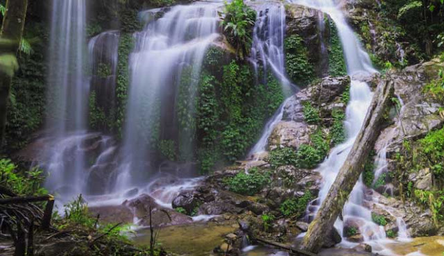 MENIKMATI KEINDAHAN AIR TERJUN TALANG KEMULUN DI KERINCI